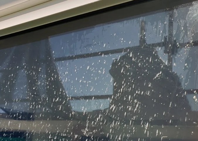 Beskidt vinduer efter en håndværker.